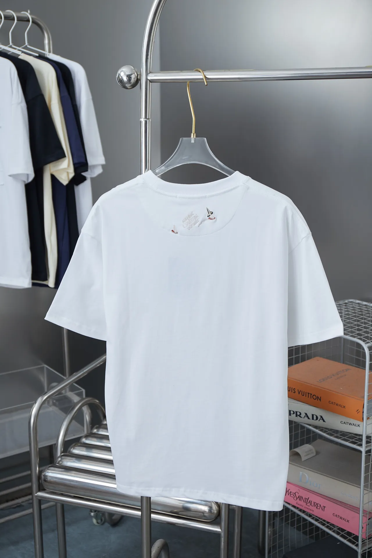 🅿️180 1V 25SS new style in early spring Colorful embroidered sailboat Lv letter short sleeve Light luxury essential item for daily commuting for men and women Correct version Welcome to compare Detailed features · 320g 100% pure cotton double yarn jersey fabric · Custom dyed in the same vat with special thickening 32 pieces of double-strand 1X1 thread · The front panel uses multi-needle embroidery technology to embroider the colorful sailboat pattern Lv letter graphics · Back panel ghost back design + sailboat pattern + letter logo embroidery · Double-needle cross-stitching process · Original main mark, washed tag, branded moisture-proof paper packaging Color: black/white Size: S/M/L/XL